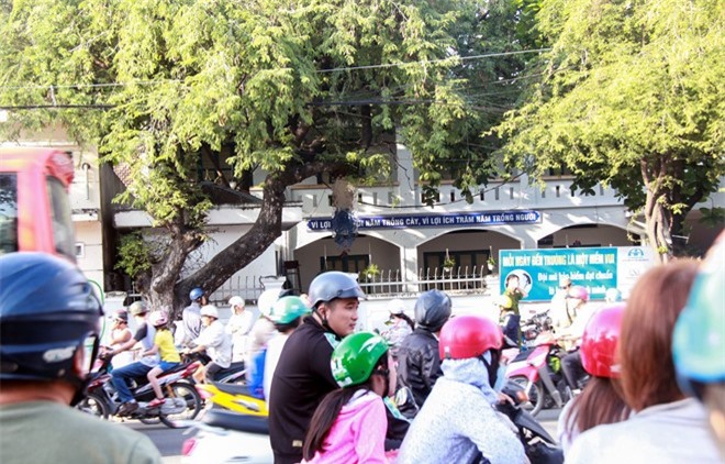 Người đàn ông chết bất thường trong tư thế treo cổ ở trường học