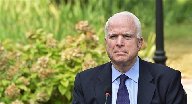 McCain: “Người Nga cũng xấu xa như Assad”