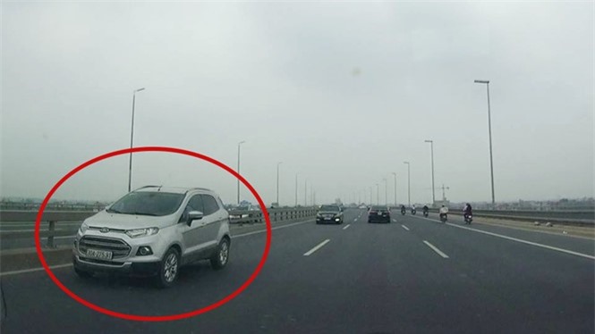 Tước giấy phép lái xe nữ tài xế phóng xe ngược chiều trên cầu Nhật Tân