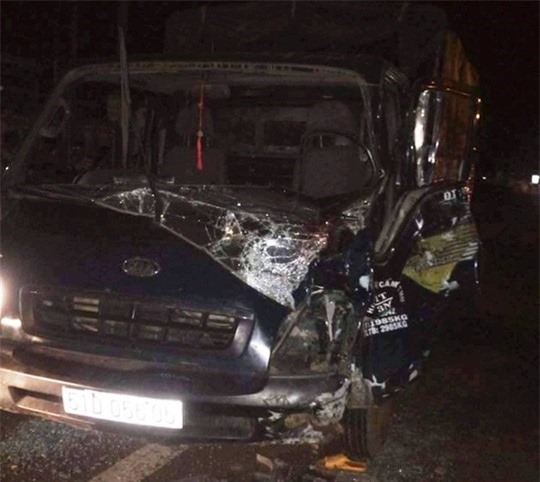 Xe máy tông trực diện ôtô tải, 2 thanh niên chết thảm