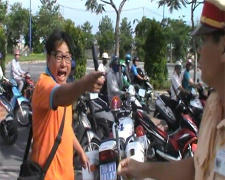 Bắt giữ người đàn ông liều lĩnh tấn công đội phó CSGT