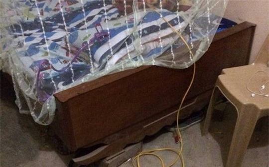 Nhân viên cây xăng bị nam sinh chích điện 220V vào mặt