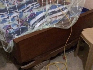 Nhân viên cây xăng bị nam sinh chích điện 220V vào mặt