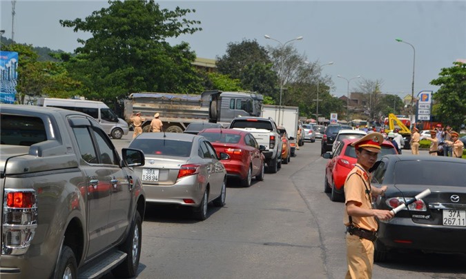 Ô tô xếp hàng dài mua vé, trạm Bến Thủy mở cửa miễn phí