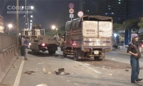 Xe tải tông nhau lúc rạng sáng, 2 người chết, 1 người nguy kịch