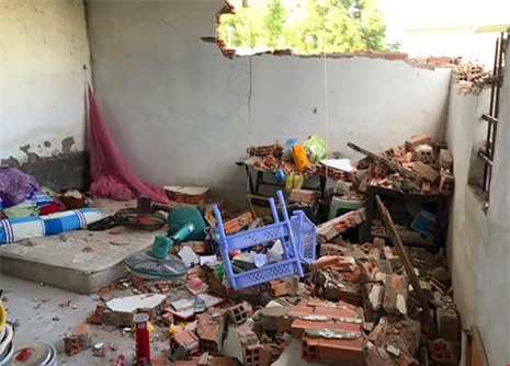 20 côn đồ đập phá phòng trọ, đánh chảy máu đầu trung úy cảnh sát