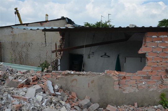 Hàng chục côn đồ hung hăng đập phá dãy trọ, đánh công an