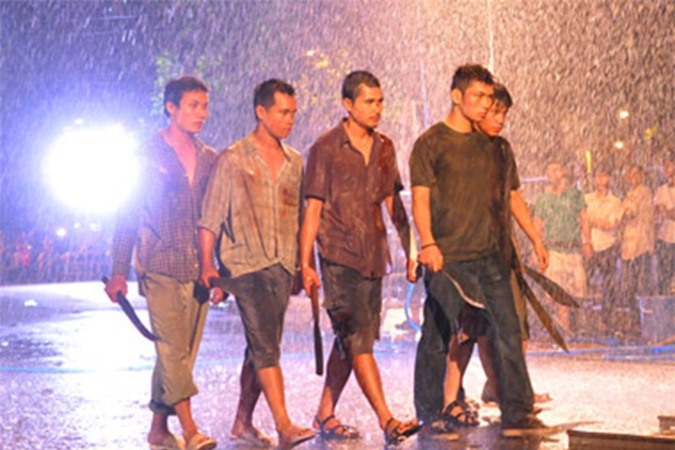 Hung hăng cầm dao giết người sau va chạm giao thông