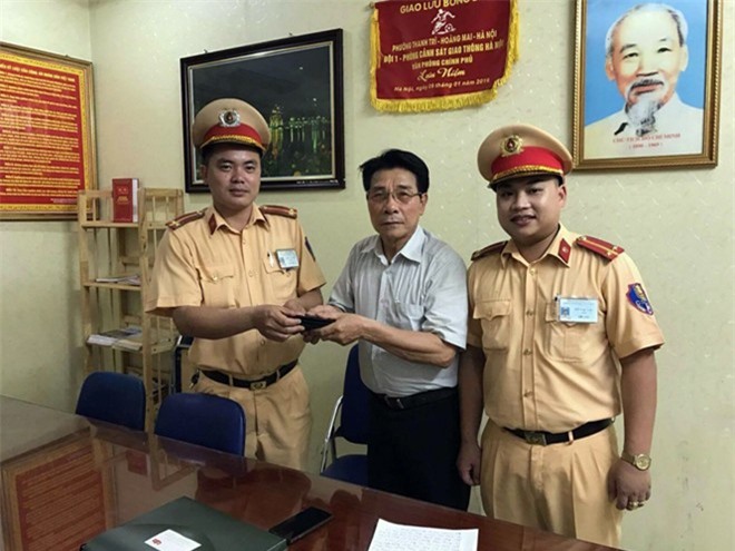 Người dân xúc động nhận lại ví tiền đánh mất từ CSGT