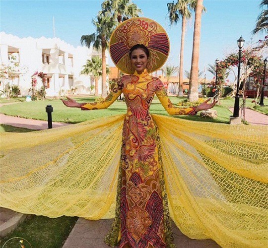 Nguyễn Thị Thành "khoe" trang phục dân tộc ấn tượng 