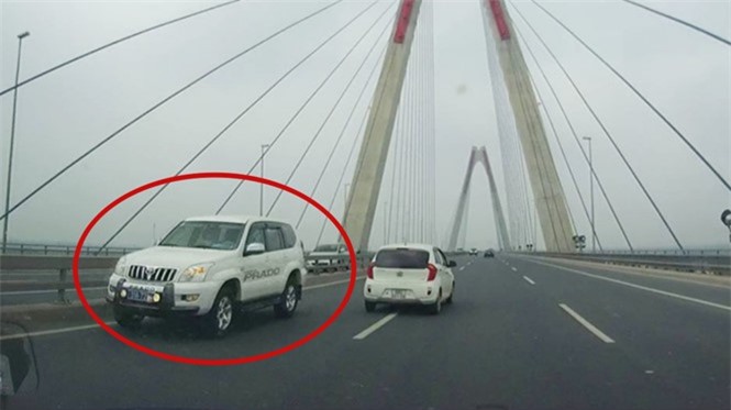 Tước bằng tài xế lái xe Bộ Y tế đi ngược chiều trên cầu Nhật Tân