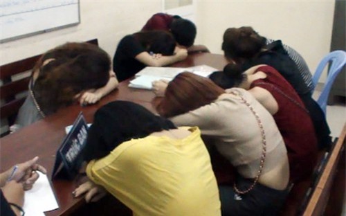 Bắt quả tang ''chân dài'' bán dâm 800 nghìn đồng/giờ trong khách sạn