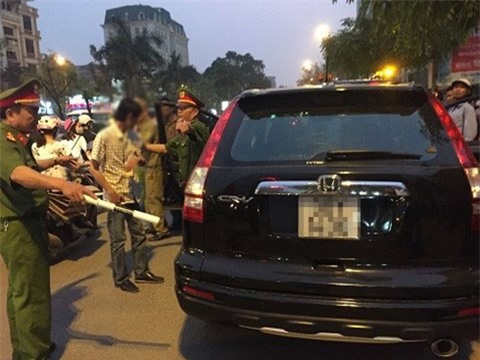 Công an đập kính CRV, giải cứu người đàn ông say rượu gục trong xe