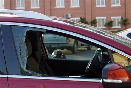 Đỗ xe trong sân trường, 2 ô tô bị đập vỡ kính mất tài sản