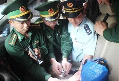 Giấu gần 600 viên ma túy tổng hợp trong hộp cần số ôtô