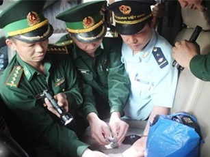 Giấu gần 600 viên ma túy tổng hợp trong hộp cần số ôtô