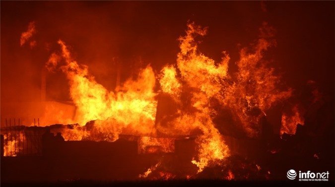 Lửa lớn thiêu rụi xưởng gỗ 1.000m2, thiệt hại hàng tỷ đồng