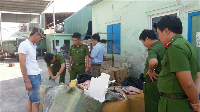 Nhà xe Châu Chinh ngang nhiên chở hàng lậu từ Lào về Đà Nẵng