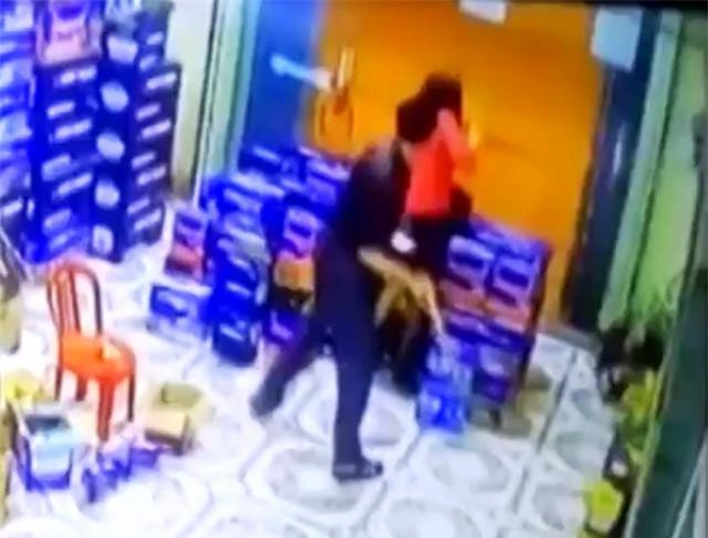 Sốc: Chồng vũ phu dùng điếu cày đánh vợ dã man