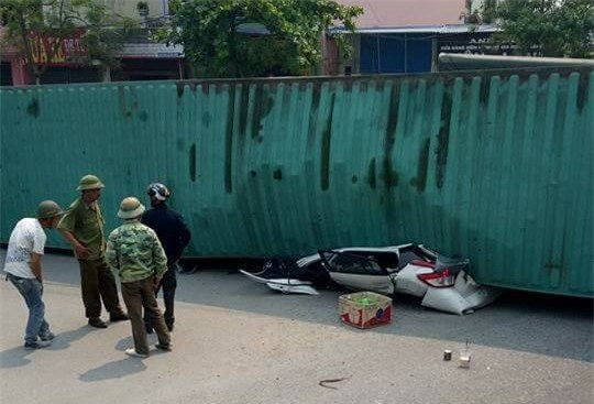 Tai nạn kinh hoàng, container đè bẹp ô tô khiến 2 người tử vong