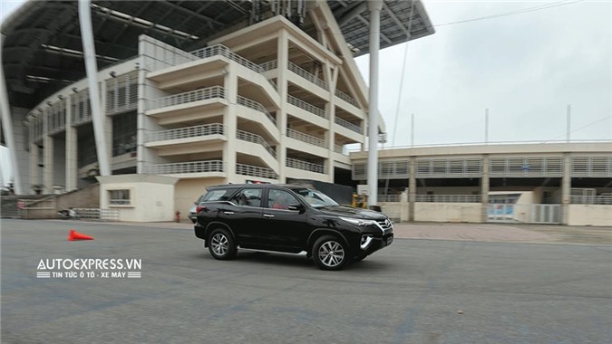 "Thánh lật" Toyota Fortuner: Chuyên gia nói gì?