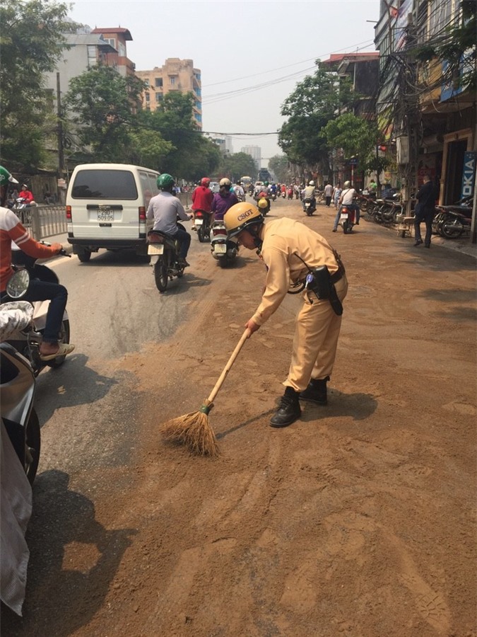 Hà Nội: Đoạn đường Minh Khai bị “phủ” màu vàng “lạ”