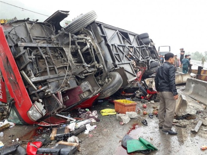 Hà Tĩnh: Tai nạn xe khách nghiêm trọng, 2 người chết thảm