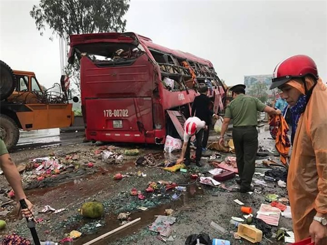 Hiện trường vụ tai nạn xe khách, 2 người tử vong tại chỗ