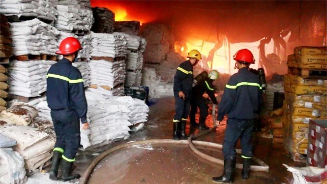 Nổ lớn, cháy ngùn ngụt xưởng sản xuất sơn rộng 4.000m2 ở TP.HCM