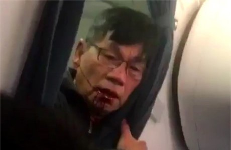 United Airlines mất cả tỷ USD sau vụ lôi khách ra khỏi máy bay