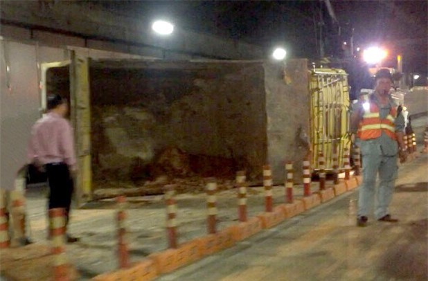 Xe chở đất lật ngang hầm Thủ Thiêm, phong tỏa làn ôtô 3 giờ