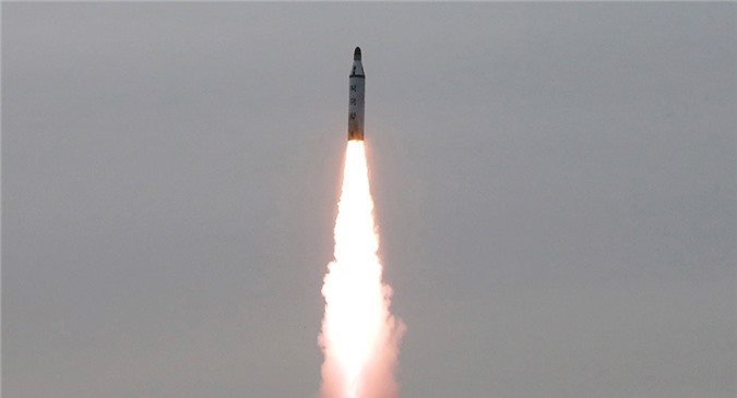 Abe dự báo Triều Tiên thử tên lửa cài chất độc thần kinh sarin