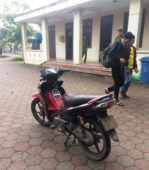 Đã tìm được 2 cô gái tông cụ già, mang bỏ ở nghĩa trang