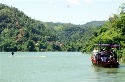 Huy động quân đội tìm kiếm 2 vợ chồng và con mất tích trên hồ thủy điện