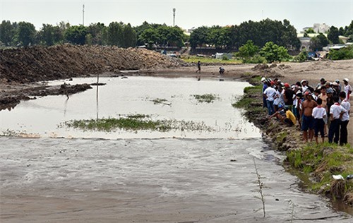Lún xuống hố bơm cát công trình, 2 học sinh tử vong