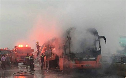 Xe giường nằm đang chạy bất ngờ bốc cháy, nhiều người thoát chết