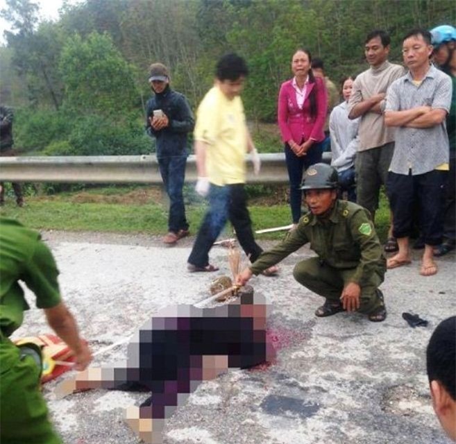 Xe tải húc văng xe máy, 2 người chết thảm