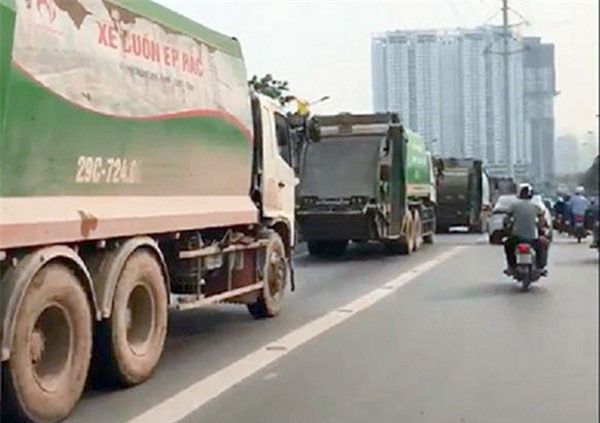Xử phạt 4 tài xế xe rác ngang nhiên lấn làn buýt nhanh BRT
