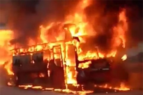 Hiện trường kinh hoàng vụ xe khách bốc cháy ngùn ngụt ở Nghệ An