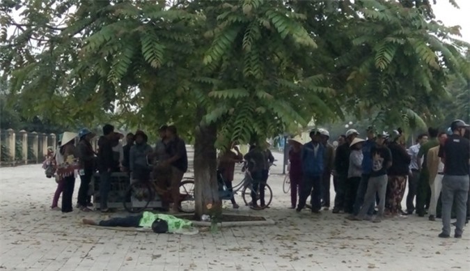 Nam thanh niên chết bất thường trước cổng công viên