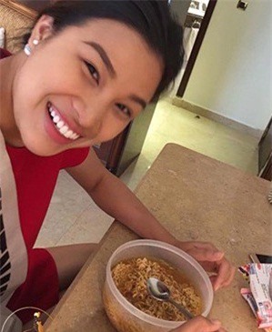 Nguyễn Thị Thành ăn mỳ gói trước tổng duyệt Miss Eco 2017