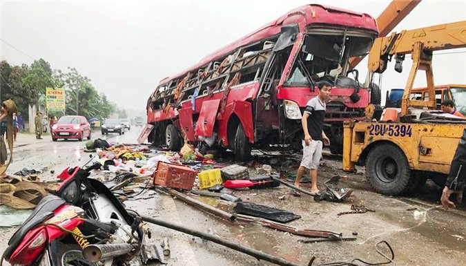 Xe khách lật khiến 2 người chết: Khởi tố vụ án, bắt giam tài xế