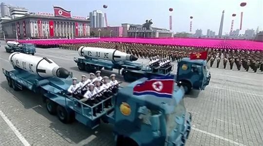 Chủ tịch Kim Jong-un đi Limousine tới dự lễ diễu binh của Triều Tiên
