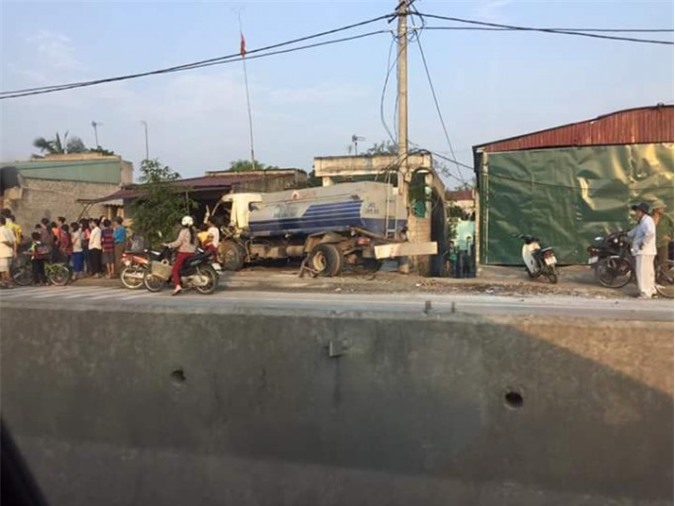 Tuyên Quang: Ô tô mất lái tông lên vỉa hè, 1 người tử vong