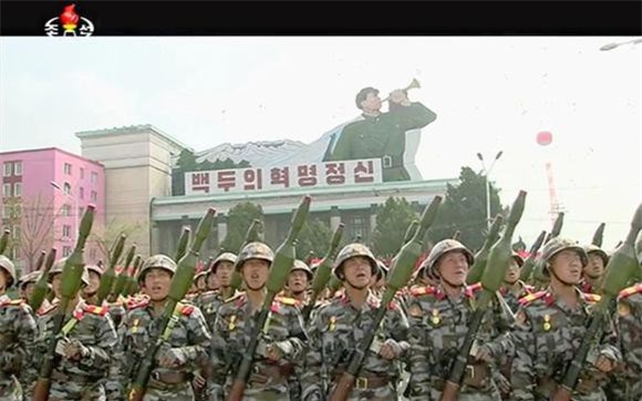 Triều Tiên "khoe" sức mạnh quân sự bằng xe tăng và vũ khí hạng nặng