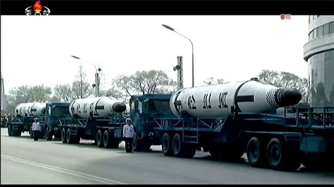 Triều Tiên ra mắt tên lửa đạn đạo phóng từ tàu ngầm tại lễ diễu binh 