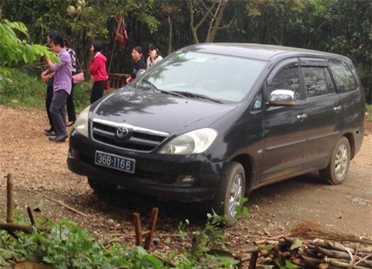 Yêu cầu làm rõ việc 1 sở có 6 PGĐ, cán bộ lấy xe công đi lễ chùa