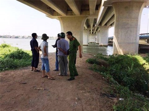 Bỏ chạy thục mạng khi thấy xác chết trôi sông Đồng Nai