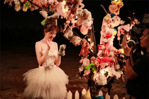 Hari Won hóa công chúa trong MV "Cuối cùng anh cũng đến"