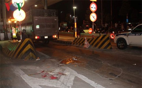 Tài xế xe tải tông chết 1 CSGT rồi nhảy sông bỏ trốn